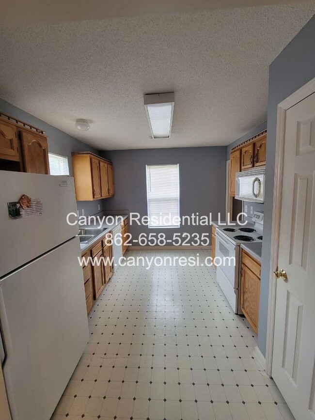 Building Photo - Beautiful 3b Room! Move in ready!