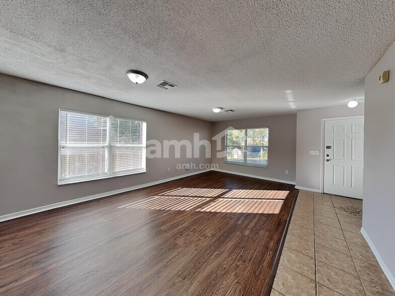 Building Photo - 1921 Knollcrest Dr