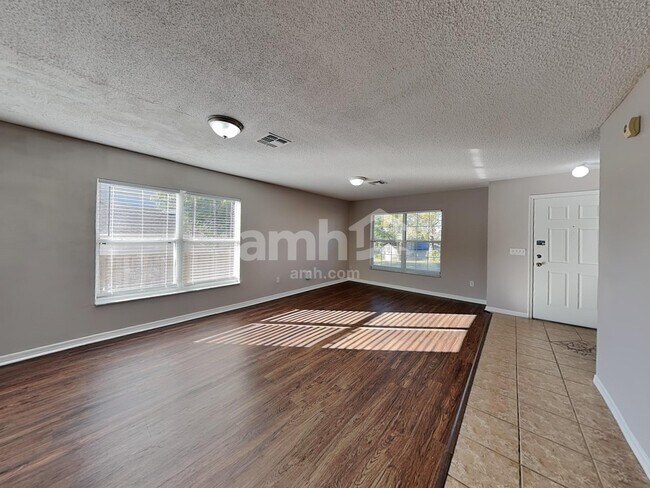 Building Photo - 1921 Knollcrest Dr