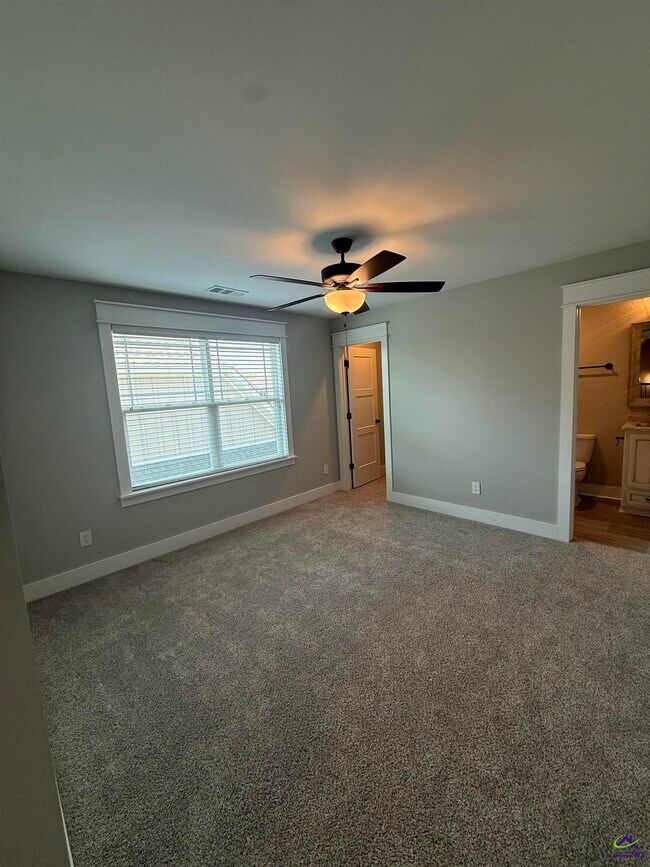 Building Photo - 221 Perth Ct