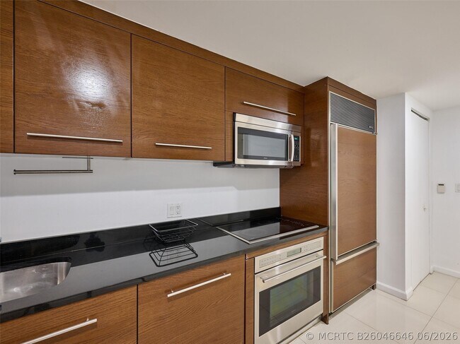Building Photo - 495 Brickell Ave