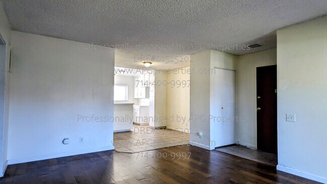Building Photo - 1850 W Greenleaf Ave