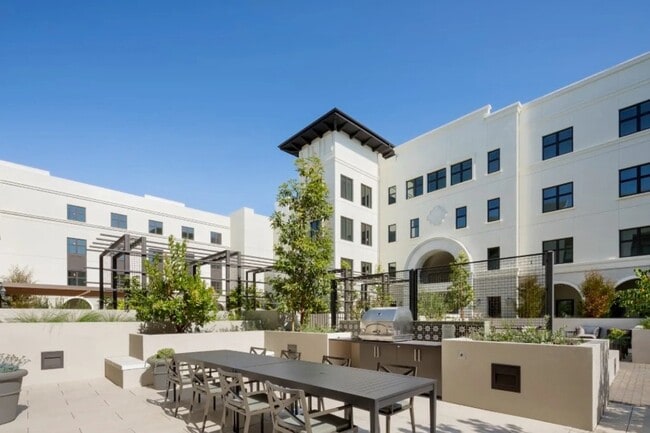 Building Photo - 3098 W Kyne St