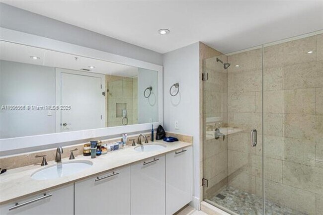 Building Photo - 1800 N Bayshore Dr