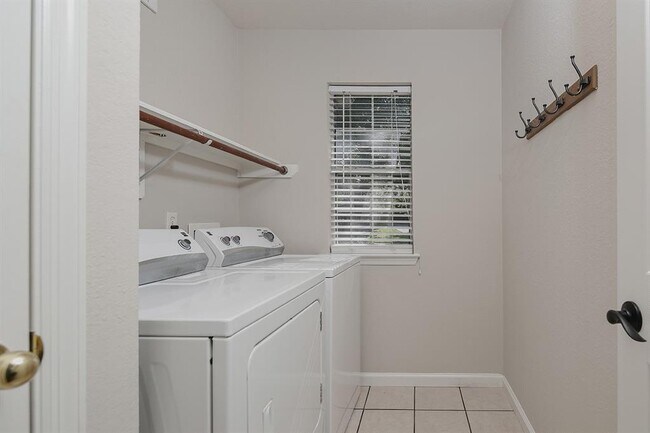 Building Photo - 99 E Foxbriar Forest Cir