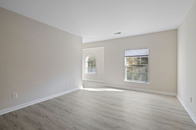 Building Photo - Experience a comfortable 3-bedroom, 3-bathroom single-family house.