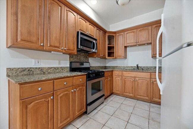 Building Photo - 637 N Fairview St