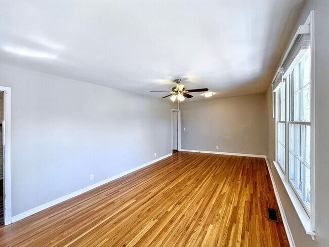 Building Photo - 3-Bedroom Home in a Convenient Location / ...