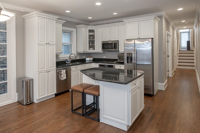 Building Photo - 3-Bed Urban Retreat with Fireplace & Granite Touches in Lincoln Park