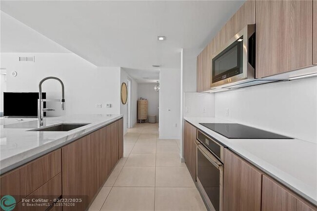 Building Photo - 401 N Birch Rd