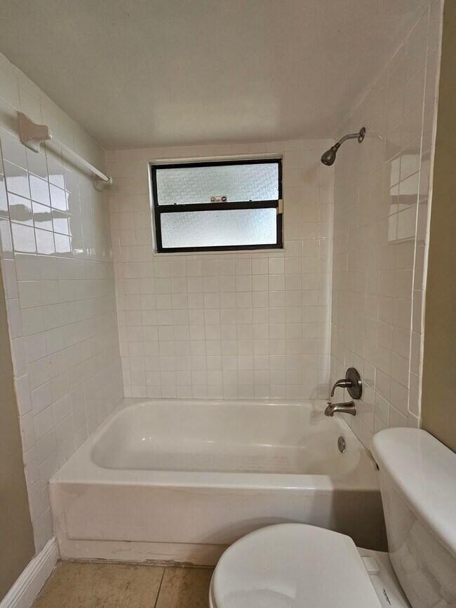 Building Photo - 1523 Lake Crystal Dr