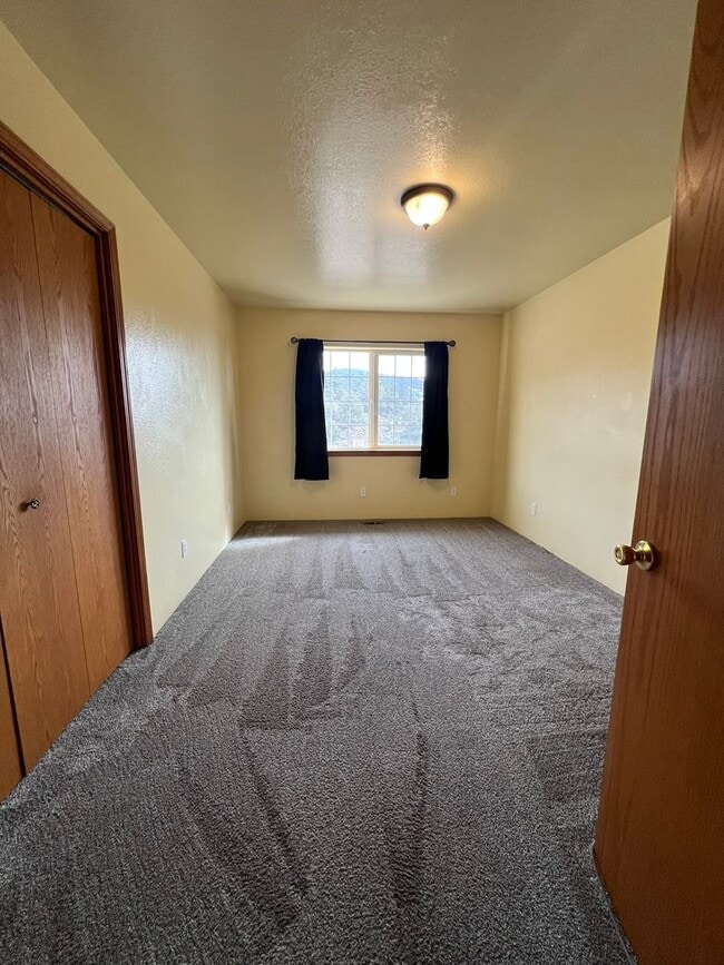 Building Photo - Newly Painted 3 Bedroom, 2 Bathroom Home