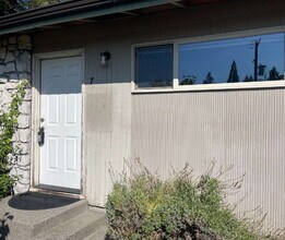 Building Photo - 2 Bedroom / 1 Bathroom Ground-Floor Apartment on SE Gladstone
