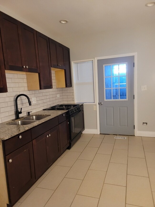 Building Photo - 6652 S Rockwell St