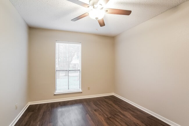 Building Photo - 18606 Hiddenbay Way