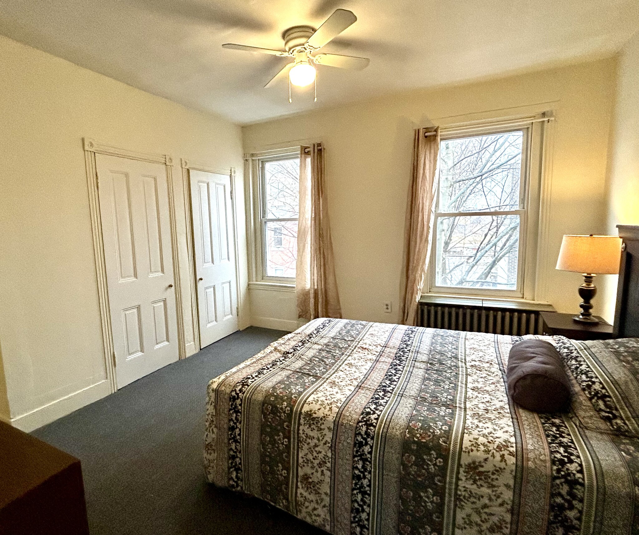 Floor 3 Bedroom w/Queen bed, closets - 1425 N Lawrence St