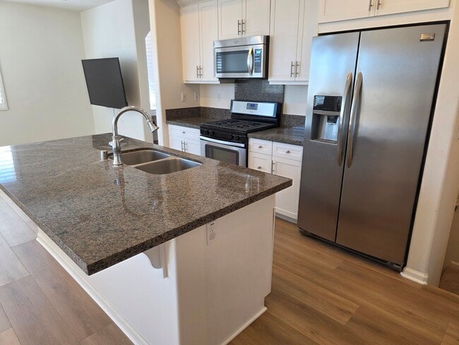 Building Photo - Gorgeous 3 Bedroom Townhome in Paseo del Sol with new flooring and paint!