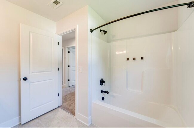 Building Photo - 7 Limox Ln