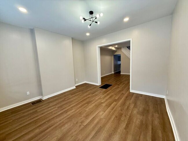 Building Photo - Updated 3 Bed, 1 Bath Home