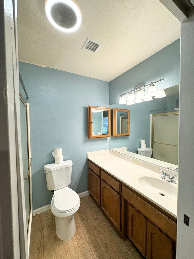 Building Photo - Great Views/3BED 2BATH/SOLAR/Move in ready