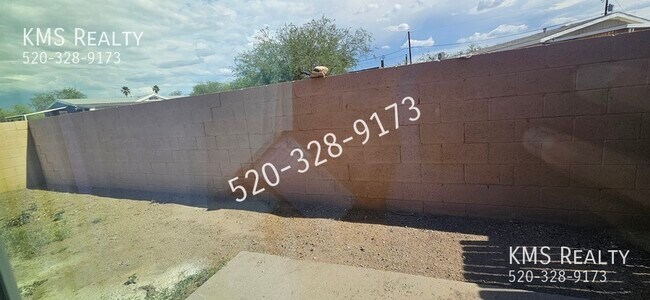 Building Photo - 1577 W Aztec Ct