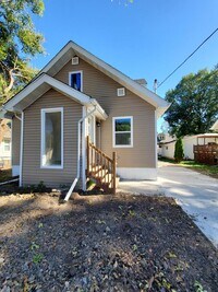Building Photo - Updated 2 bedroom 2 bathroom with 2 Stall ...