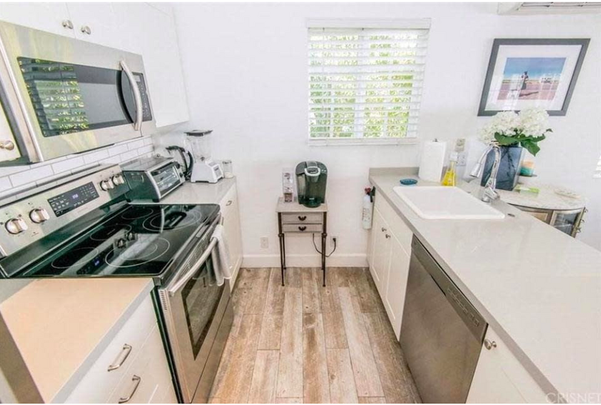 Full kitchen with dishwasher - 807 N Curson Ave