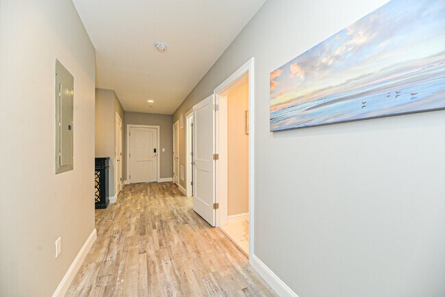 Building Photo - Gorgeous 2 bedroom very spacious condo at the Riviera