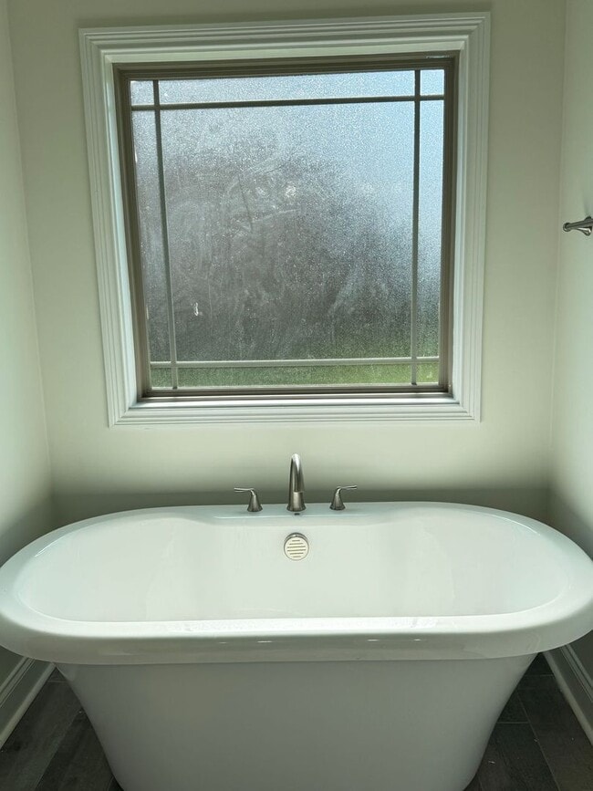 Building Photo - Beautiful 5 Bedroom, 2.5 bath Home in Hickory Wild Subdivision! Lawn care included!