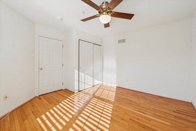 Building Photo - Avaible now, 3B/2.5B Townhome in Whiteland Woods!