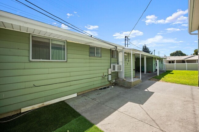 Building Photo - Large Central Valley Duplex - Available Now!