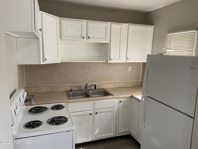 Building Photo - 5366 Baycrest Rd