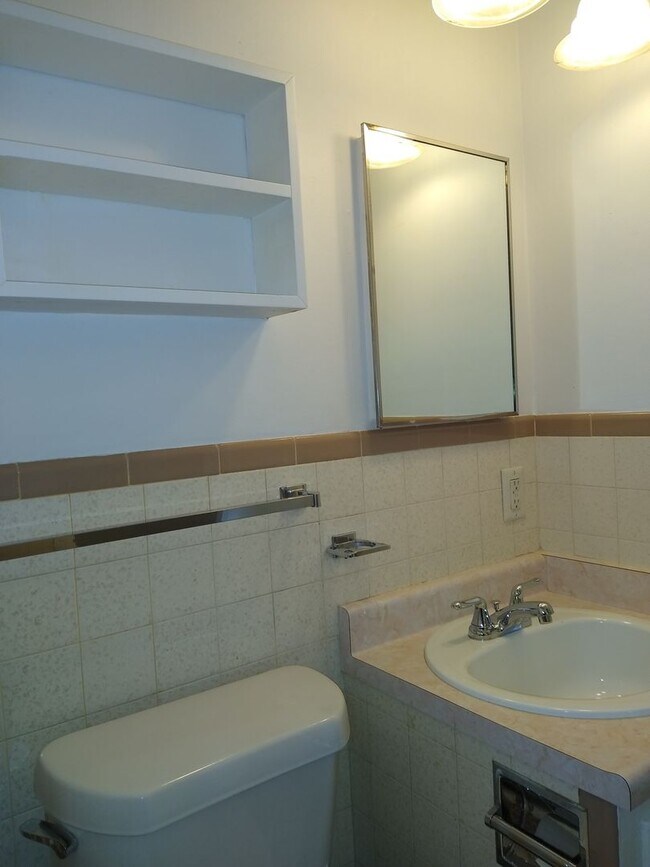 Building Photo - Highlands 1 Bedroom 1 Bath w/ Yard and Laundry!