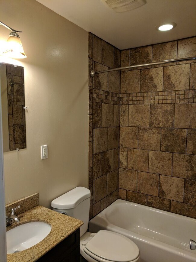 Building Photo - South Oakland Large and renovated 3 bedroom apartment Must SEE!