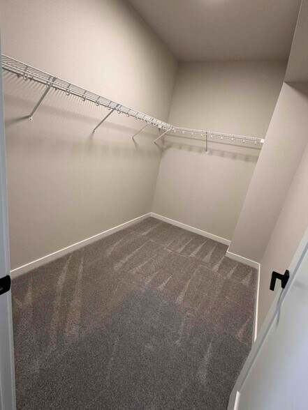 Building Photo - 896 E RR Ave