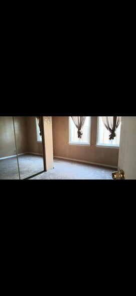 Building Photo - 8928 Elizabeth Ave