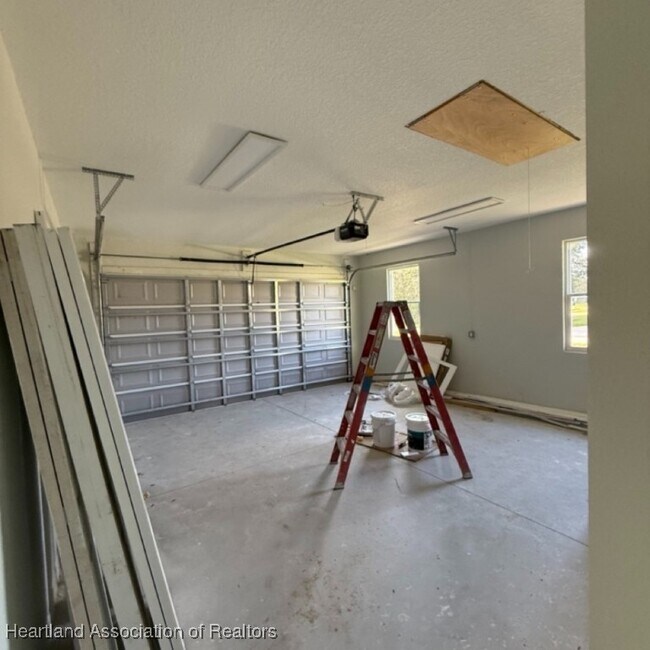 Building Photo - 2011 W Falcon Rd