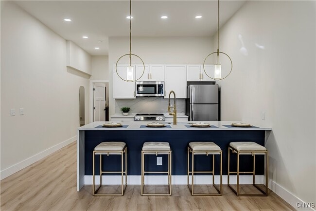 Building Photo - 1104 Main St