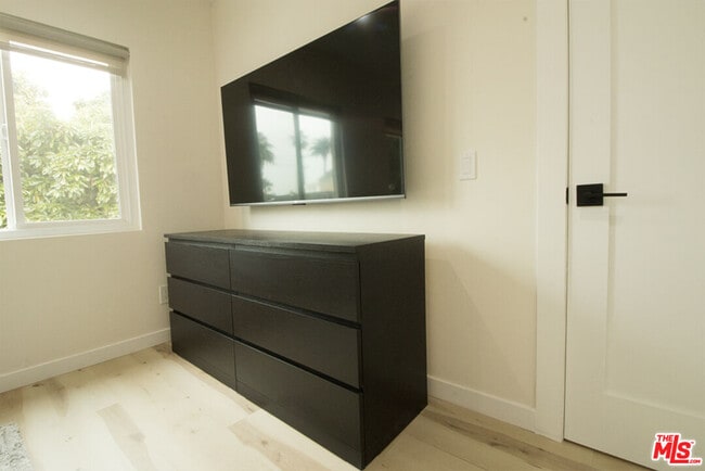 Building Photo - 9042 Phyllis Ave