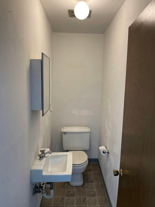 Building Photo - 4165 W Ridge Rd