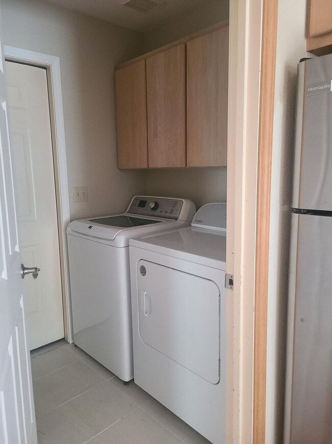 Building Photo - Spacious In-Town Home Near the High School