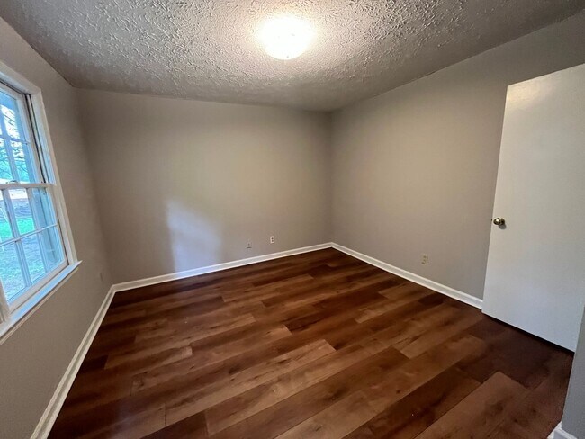 Building Photo - 686/688 Old Summerville Rd