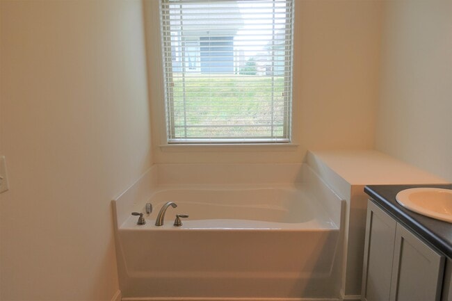 Building Photo - 176 Bur Oak Dr