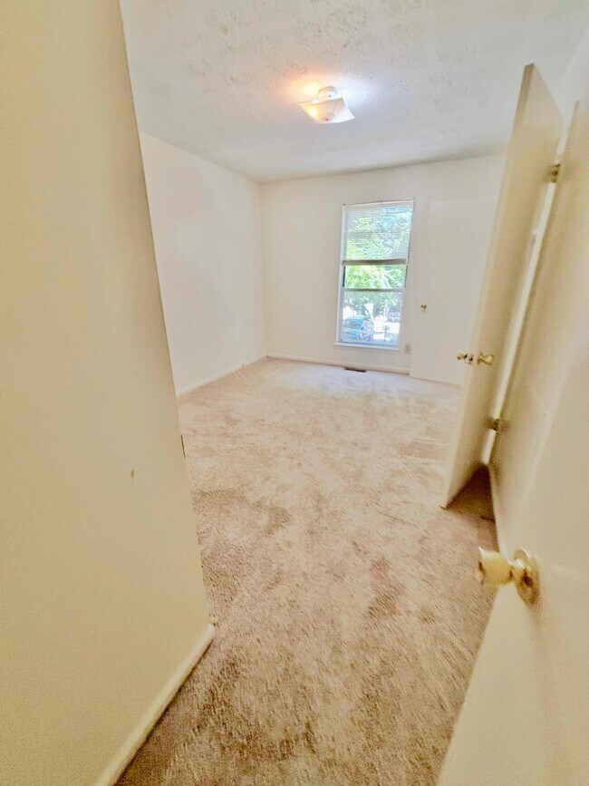 Building Photo - 2 Bedroom Available AUGUST 2026!!