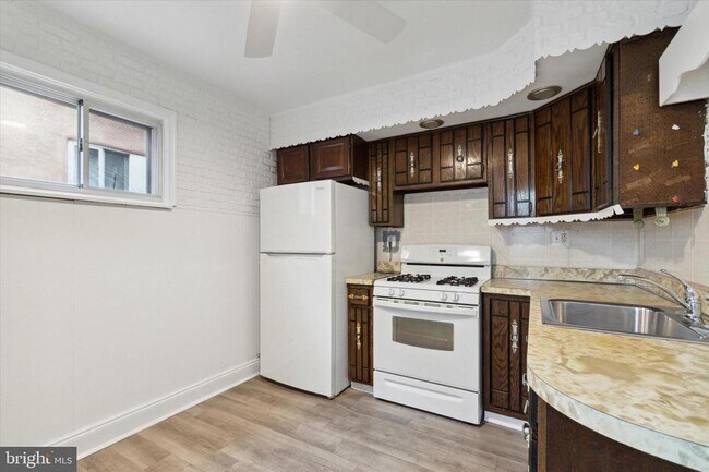 Building Photo - 1820 N Mascher St