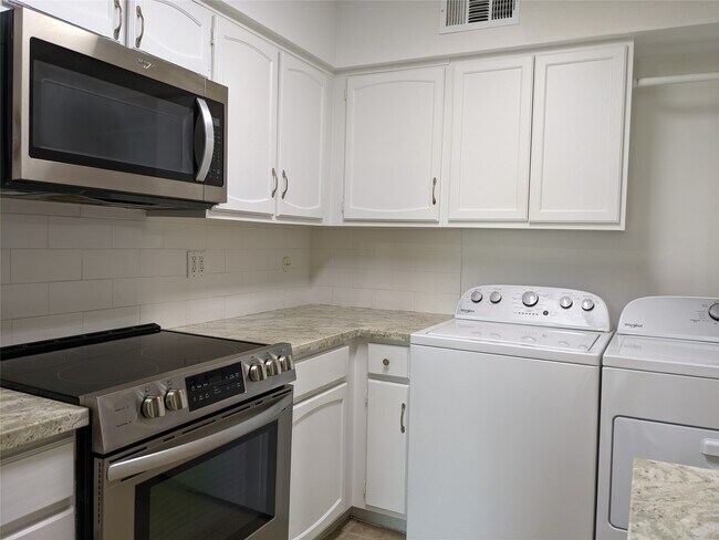 Building Photo - 351 N Post Oak Ln