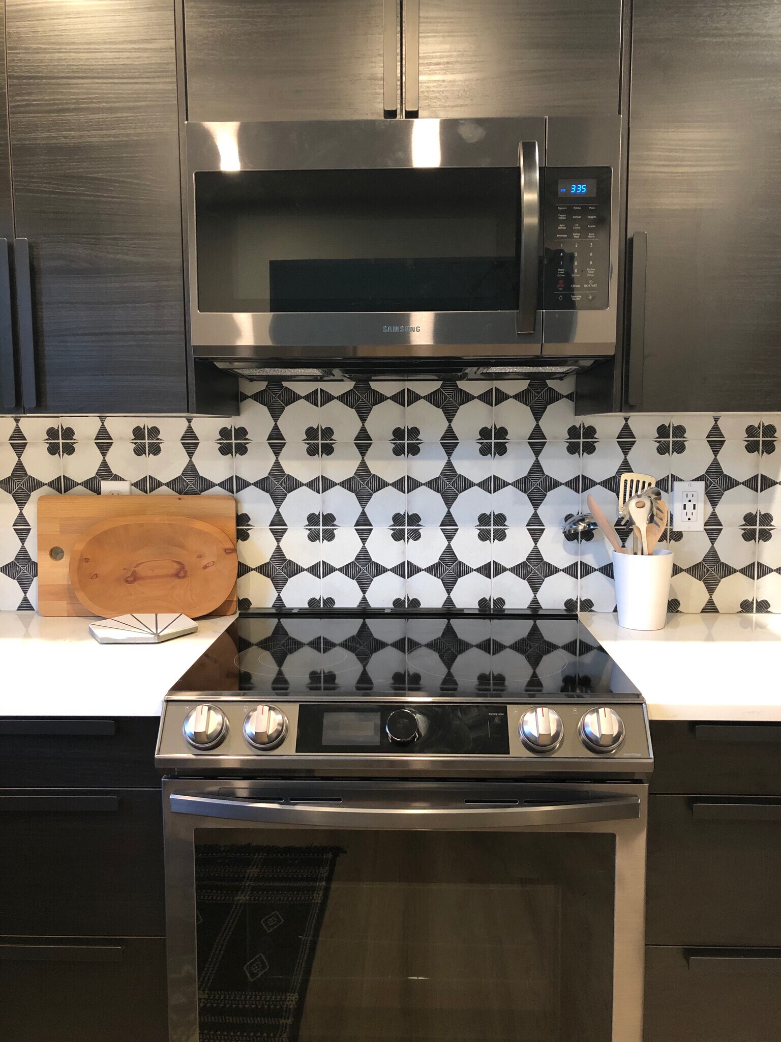 kitchen is fully equipped for cooking and eating - 12 E Garfield St