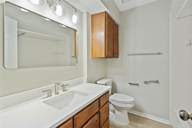 Building Photo - 200 Panorama Dr