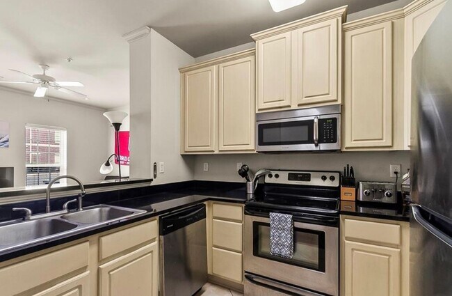 Building Photo - 2 bedroom, 2 bath Condo available now