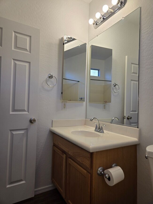 Building Photo - Spacious 4 bed, 3 full bath home in New Ri...